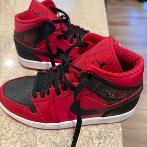 AIR JORDAN 1 MID Women (Almost New)